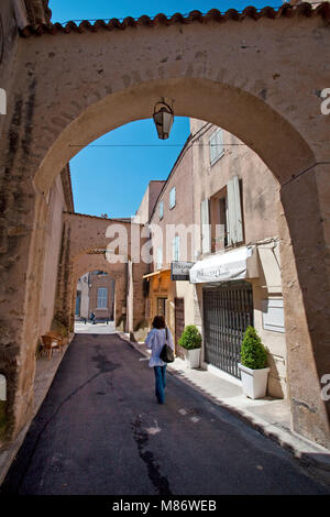 Vicolo al centro storico di Saint Tropez, riviera francese, il sud della Francia, Cote d'Azur, in Francia, in Europa Foto Stock