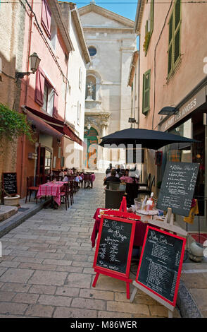 Piccoli ristoranti presso i vicoli di Saint-Tropez, riviera francese, il sud della Francia, Cote d'Azur, in Francia, in Europa Foto Stock