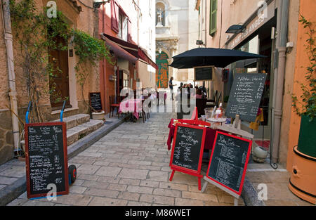 Piccoli ristoranti presso i vicoli di Saint-Tropez, riviera francese, il sud della Francia, Cote d'Azur, in Francia, in Europa Foto Stock