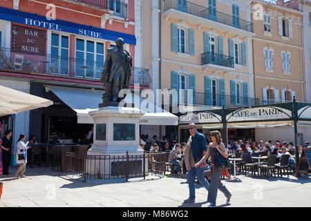 Memoriale di Ammiraglio Pierre André de Suffren e il Cafe du Parigi al porto di Saint-Tropez, riviera francese, il sud della Francia, Cote d'Azur, in Francia Foto Stock