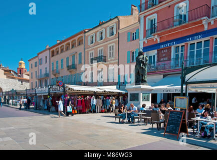 Memoriale di Ammiraglio Pierre André de Suffren e il Cafe du Parigi al porto di Saint-Tropez, riviera francese, il sud della Francia, Cote d'Azur, in Francia Foto Stock