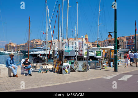 Dipinti a passeggiare lungomare al porto di Saint-Tropez, riviera francese, il sud della Francia, Cote d'Azur, in Francia, in Europa Foto Stock