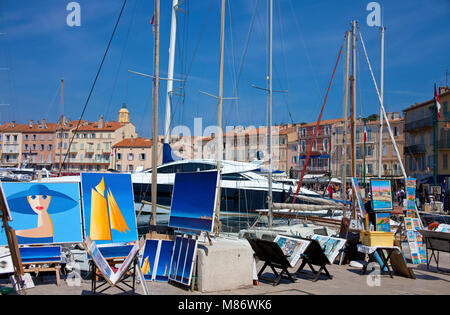 Dipinti a passeggiare lungomare al porto di Saint-Tropez, riviera francese, il sud della Francia, Cote d'Azur, in Francia, in Europa Foto Stock