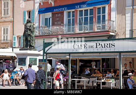 Il popolare Cafe du Parigi vicino al memoriale per l'Ammiraglio Pierre André de Suffren, Saint-Tropez, riviera francese, il sud della Francia, Cote d'Azur, in Francia Foto Stock