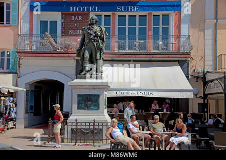 Il popolare Cafe du Parigi vicino al memoriale per l'Ammiraglio Pierre André de Suffren, Saint-Tropez, riviera francese, il sud della Francia, Cote d'Azur, in Francia Foto Stock