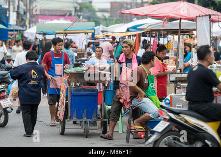 Il streetmarket presso il festival di Phimai nella città di Phimai in Provinz Nakhon Ratchasima in Isan in Thailandia. Thailandia, Phimai, Novembre 2017 Foto Stock