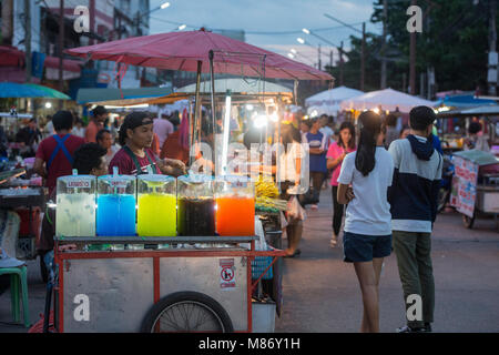 Il streetmarket presso il festival di Phimai nella città di Phimai in Provinz Nakhon Ratchasima in Isan in Thailandia. Thailandia, Phimai, Novembre 2017 Foto Stock