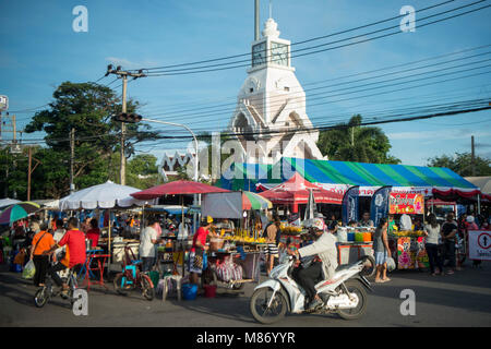 Il colck tower con il streetmarket presso il festival di Phimai nella città di Phimai in Provinz Nakhon Ratchasima in Isan in Thailandia. Thailandia, Ph Foto Stock