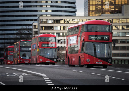 Gli autobus londinesi sul Westminster Bridge, Londra, Inghilterra. Marzo 2018 Foto Stock