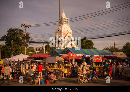 Il colck tower con il streetmarket presso il festival di Phimai nella città di Phimai in Provinz Nakhon Ratchasima in Isan in Thailandia. Thailandia, Ph Foto Stock