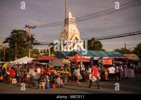 Il colck tower con il streetmarket presso il festival di Phimai nella città di Phimai in Provinz Nakhon Ratchasima in Isan in Thailandia. Thailandia, Ph Foto Stock