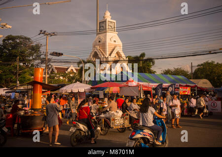 Il colck tower con il streetmarket presso il festival di Phimai nella città di Phimai in Provinz Nakhon Ratchasima in Isan in Thailandia. Thailandia, Ph Foto Stock