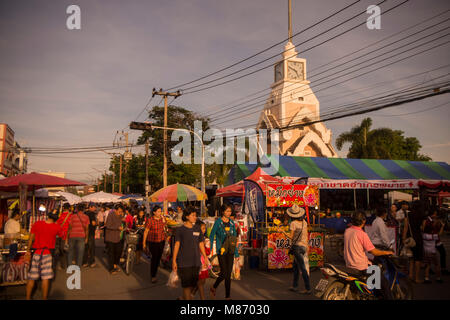 Il colck tower con il streetmarket presso il festival di Phimai nella città di Phimai in Provinz Nakhon Ratchasima in Isan in Thailandia. Thailandia, Ph Foto Stock