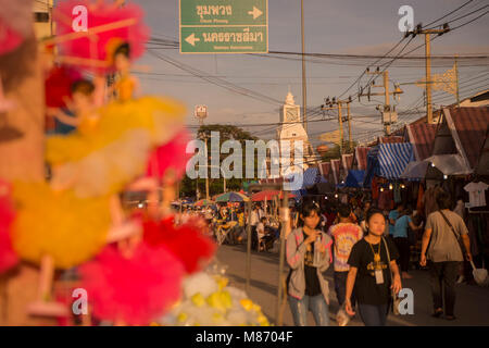 Il colck tower con il streetmarket presso il festival di Phimai nella città di Phimai in Provinz Nakhon Ratchasima in Isan in Thailandia. Thailandia, Ph Foto Stock