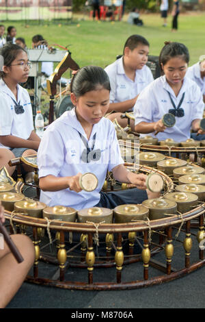 Tailandese tradizionale musica presso il festival di Phimai presso il Tempio di Phimai di Phimai in Provinz Nakhon Ratchasima in Isan in Thailandia. Thailandia, Phimai, Foto Stock