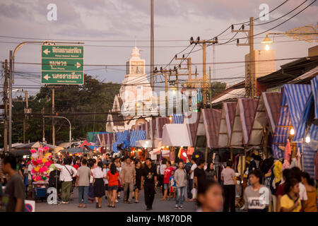 Il colck tower con il streetmarket presso il festival di Phimai nella città di Phimai in Provinz Nakhon Ratchasima in Isan in Thailandia. Thailandia, Ph Foto Stock