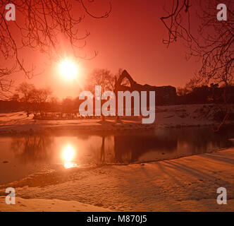 Tramonto a Bolton priory dal fiume wharfe in inverno la neve wharfedale regno unito Foto Stock