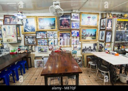 Il fotografo Pornsak Sakdaenprai in questa caffetteria negozio nella città di Phimai in Provinz Nakhon Ratchasima in Isan in Thailandia. Thailandia, Phimai, Foto Stock