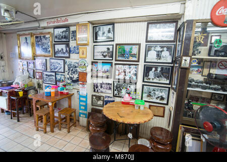 Il fotografo Pornsak Sakdaenprai in questa caffetteria negozio nella città di Phimai in Provinz Nakhon Ratchasima in Isan in Thailandia. Thailandia, Phimai, Foto Stock