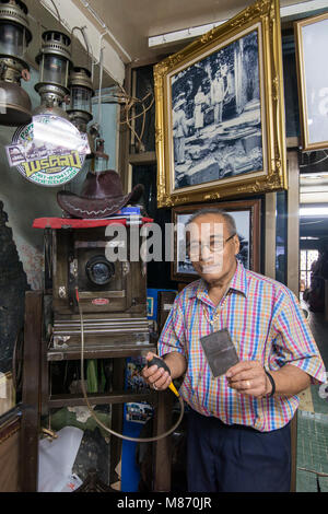 Il fotografo Pornsak Sakdaenprai in questa caffetteria negozio nella città di Phimai in Provinz Nakhon Ratchasima in Isan in Thailandia. Thailandia, Phimai, Foto Stock