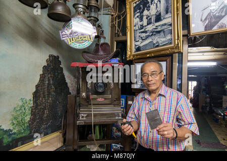 Il fotografo Pornsak Sakdaenprai in questa caffetteria negozio nella città di Phimai in Provinz Nakhon Ratchasima in Isan in Thailandia. Thailandia, Phimai, Foto Stock