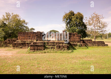 La rovina dei khmer di Kuti Rusi vicino alla città di Phimai in Provinz Nakhon Ratchasima in Isan in Thailandia. Thailandia, Phimai, Novembre 2017 Foto Stock