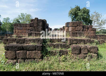 La rovina dei khmer di Kuti Rusi vicino alla città di Phimai in Provinz Nakhon Ratchasima in Isan in Thailandia. Thailandia, Phimai, Novembre 2017 Foto Stock