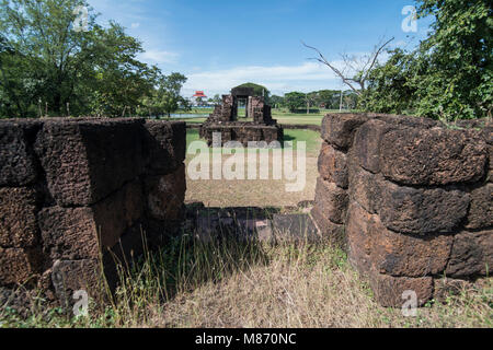 La rovina dei khmer di Kuti Rusi vicino alla città di Phimai in Provinz Nakhon Ratchasima in Isan in Thailandia. Thailandia, Phimai, Novembre 2017 Foto Stock