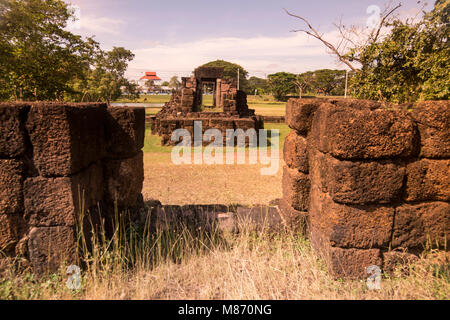 La rovina dei khmer di Kuti Rusi vicino alla città di Phimai in Provinz Nakhon Ratchasima in Isan in Thailandia. Thailandia, Phimai, Novembre 2017 Foto Stock