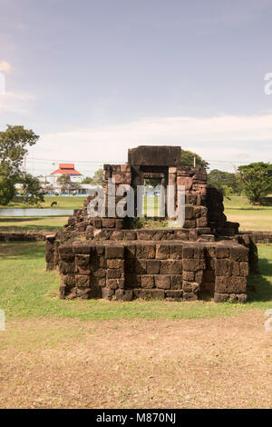 La rovina dei khmer di Kuti Rusi vicino alla città di Phimai in Provinz Nakhon Ratchasima in Isan in Thailandia. Thailandia, Phimai, Novembre 2017 Foto Stock