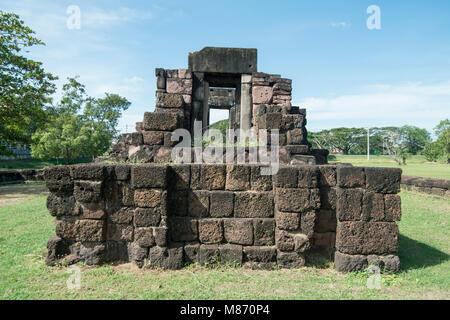 La rovina dei khmer di Kuti Rusi vicino alla città di Phimai in Provinz Nakhon Ratchasima in Isan in Thailandia. Thailandia, Phimai, Novembre 2017 Foto Stock