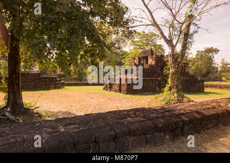 La rovina dei khmer di Kuti Rusi vicino alla città di Phimai in Provinz Nakhon Ratchasima in Isan in Thailandia. Thailandia, Phimai, Novembre 2017 Foto Stock