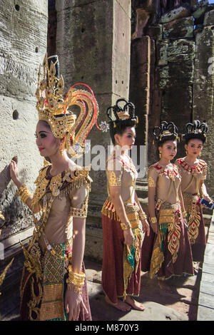 Abito tradizionale Khmer ragazze danza presso il tempio Khmer Rovine presso il Festival di Phimai in Phimai in Provinz Nakhon Ratchasima in Isan in Thailandia. Foto Stock