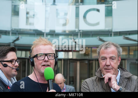 BBC Broadcasting House Piazza, Portland Place, Londra, Regno Unito. Il 21 maggio 2015. Jeremy Clarkson e DJ Chris Evans prendere parte a un'outside broadcast al Foto Stock