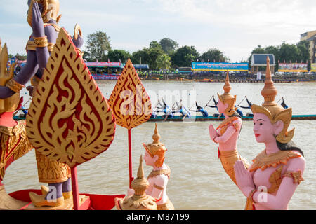 La tradizionale gara di Longboat a Khlong Chakarai fiume nella città di Phimai in Provinz Nakhon Ratchasima in Isan in Thailandia. Thailandia, Phim Foto Stock