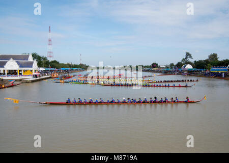 La tradizionale gara di Longboat a Khlong Chakarai fiume nella città di Phimai in Provinz Nakhon Ratchasima in Isan in Thailandia. Thailandia, Phim Foto Stock