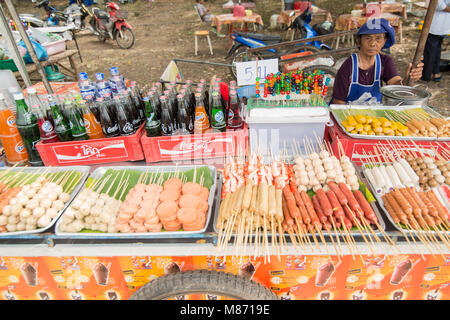 Streetfood tailandese alla tradizionale gara di Longboat a Khlong Chakarai fiume nella città di Phimai in Provinz Nakhon Ratchasima in Isan in thailandi Foto Stock