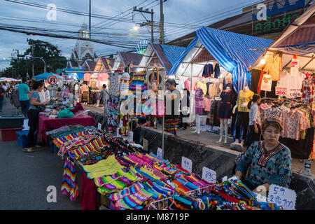 Il streetmarket presso il festival di Phimai nella città di Phimai in Provinz Nakhon Ratchasima in Isan in Thailandia. Thailandia, Phimai, Novembre 2017 Foto Stock