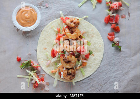 Tortilla di gamberi tacos aprire viso wrap Foto Stock