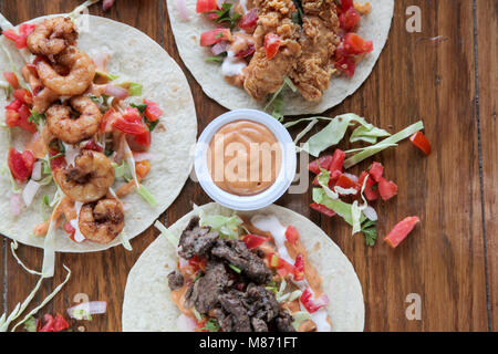 Bistecca di tacchino e carne tacos gamberetti conditi con salsa combo Foto Stock