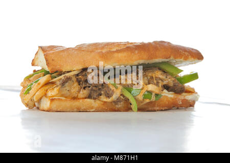 Philly beef steak sandwich di formaggio su bianco Foto Stock