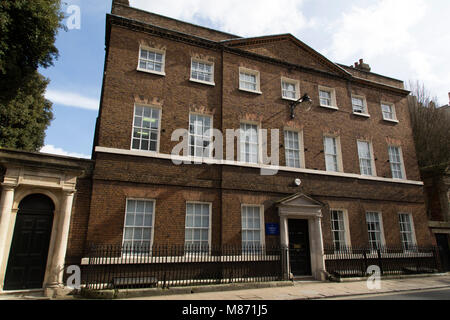 Vecchia casa di banca a Windsor, in Inghilterra. L'edificio in mattoni a vista è parte di St George's School Il Castello di Windsor. Foto Stock