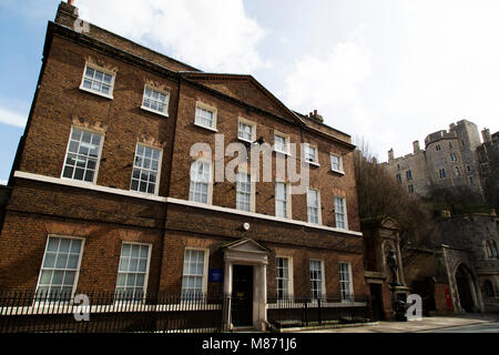 Vecchia casa di banca a Windsor, in Inghilterra. L'edificio in mattoni a vista è parte di St George's School Il Castello di Windsor. Foto Stock