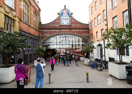 Un turista fotografie il Windsor Royal Shopping a Windsor, in Inghilterra. Il galleria shopping occupa il sito della città della ex stazione ferroviaria. Foto Stock