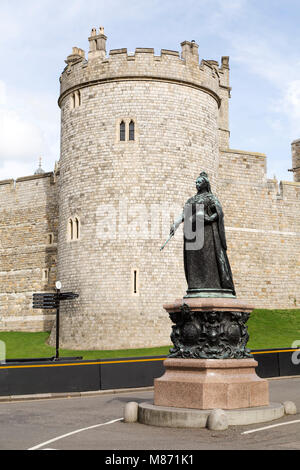 Statua della regina Victoria al di fuori del Castello di Windsor a Windsor, in Inghilterra. Il monarca governata dal 1837 al 1901 e fu anche il Empress of India. Foto Stock