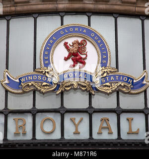 Emblema del drago a Windsor Royal Shopping a Windsor, in Inghilterra. Il galleria shopping occupa il sito della città della ex stazione ferroviaria. Foto Stock