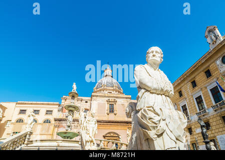 La fontana del Pretorio (Fontana Pretoria) con la cupola di Santa Caterina in background è una fontana monumentale che rappresenta i Dodici Olymp Foto Stock