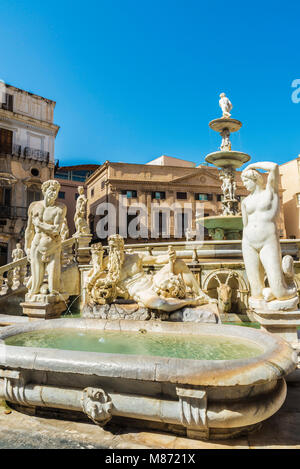 La fontana del Pretorio (Fontana Pretoria) è una fontana monumentale che rappresenta i dodici atleti olimpionici, altre figure mitologiche, animali e il Foto Stock