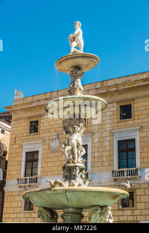 La fontana del Pretorio (Fontana Pretoria) è una fontana monumentale che rappresenta i dodici atleti olimpionici, altre figure mitologiche, animali e il Foto Stock