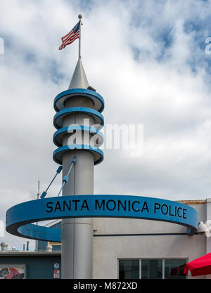 Sottostazione di polizia sul molo di Santa Monica, California Foto Stock